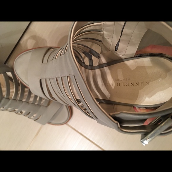 Kenneth Cole Gladitor Sandals. - Picture 5 of 5